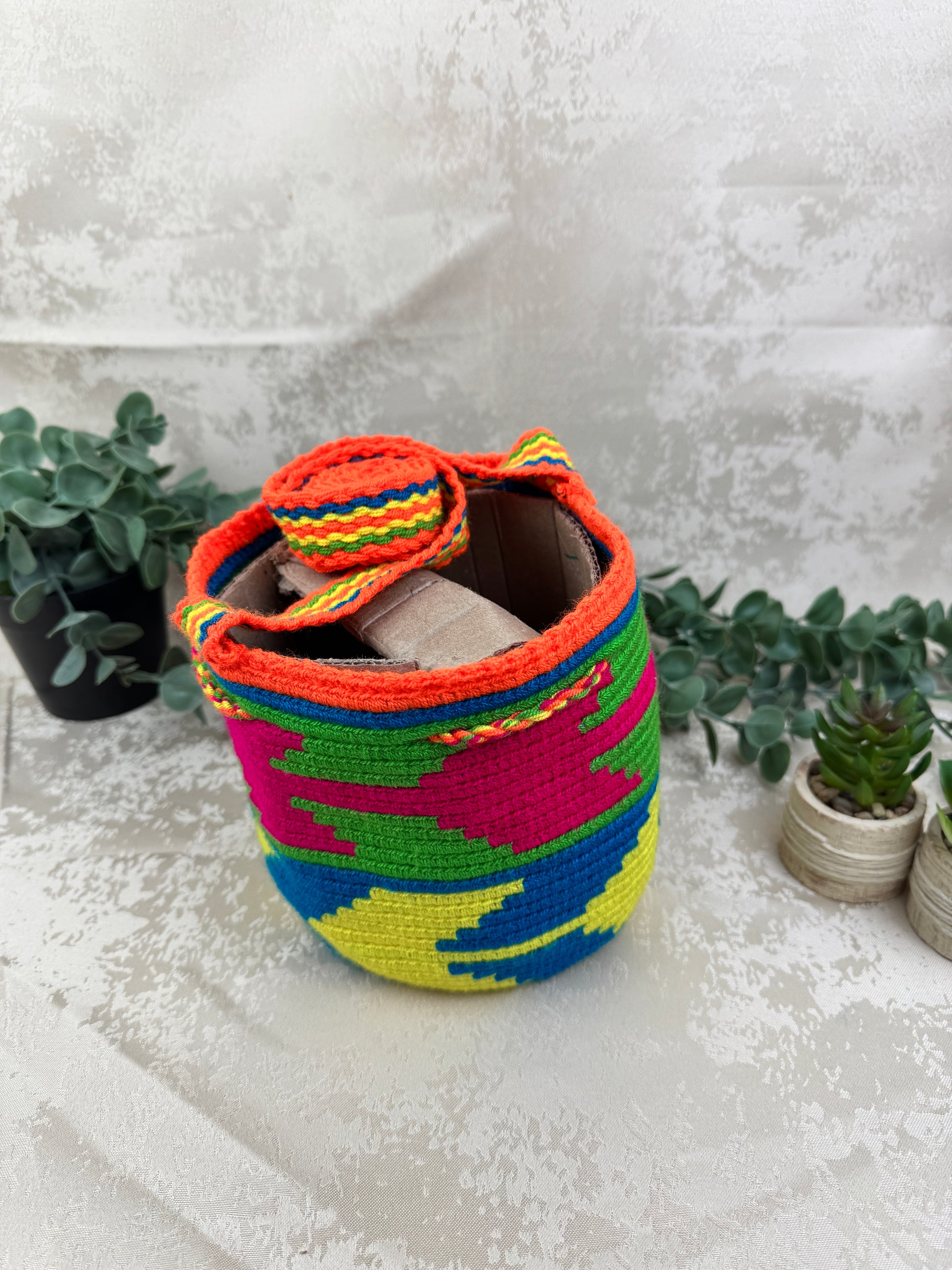 Correa tejida a mano de mochila Wayuu Susuchon artesanal colombiana.