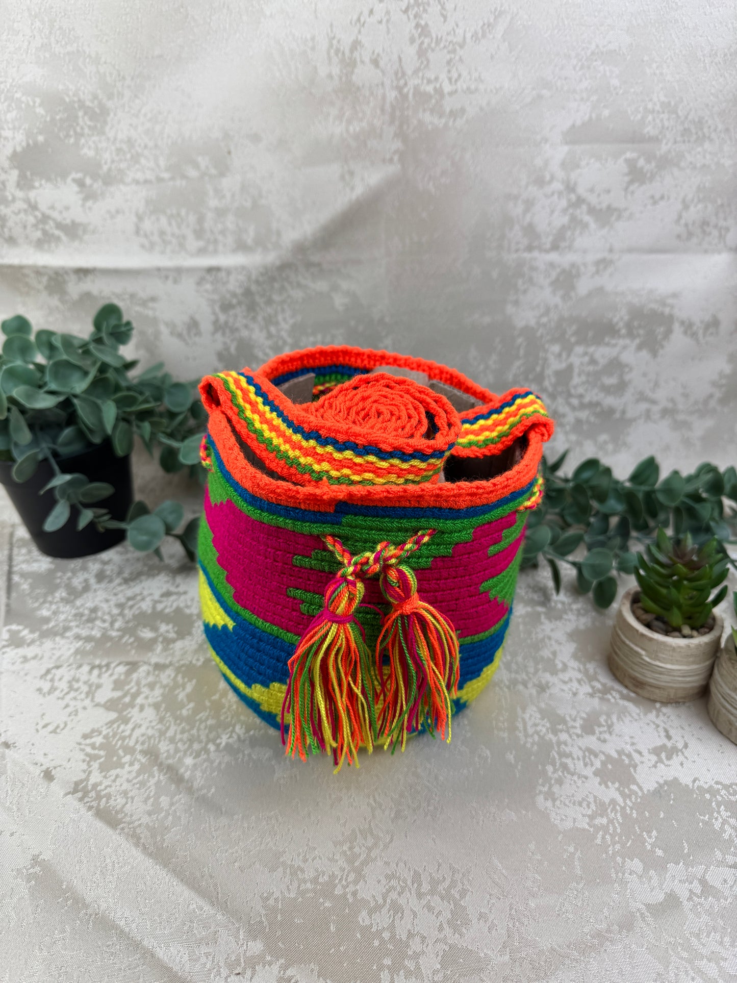 Vista frontal de mochila Wayuu Susuchon 27 con diseño tradicional tejido a mano.