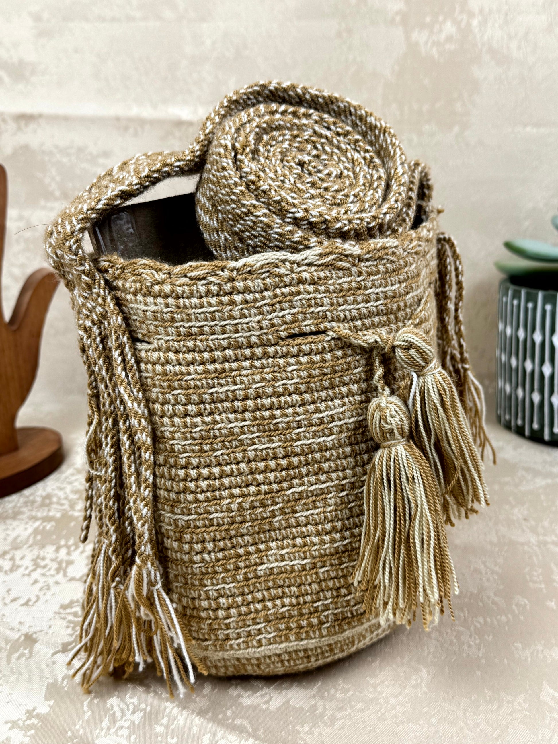 Vista frontal de mochila Wayuu Susuchon 28 con diseño tradicional tejido a mano.