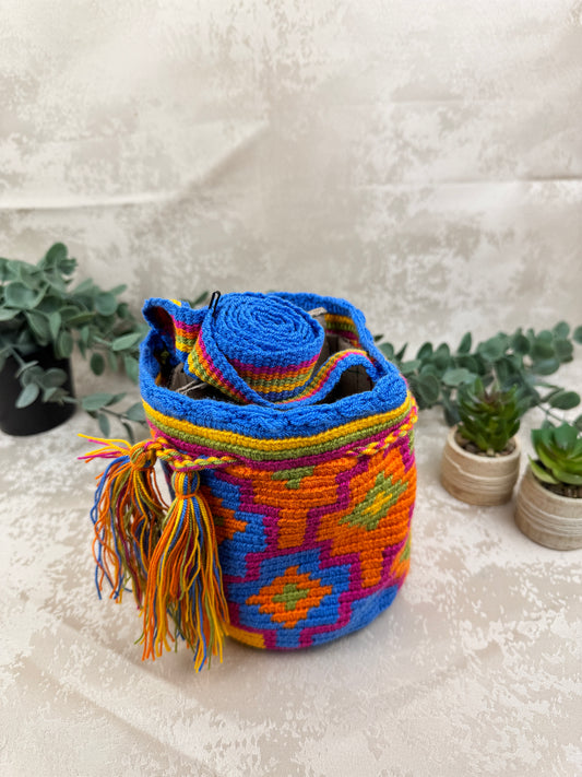 Mochila Wayuu Susuchon 3 tejida a mano por artesanas Wayuu en La Guajira Colombia.