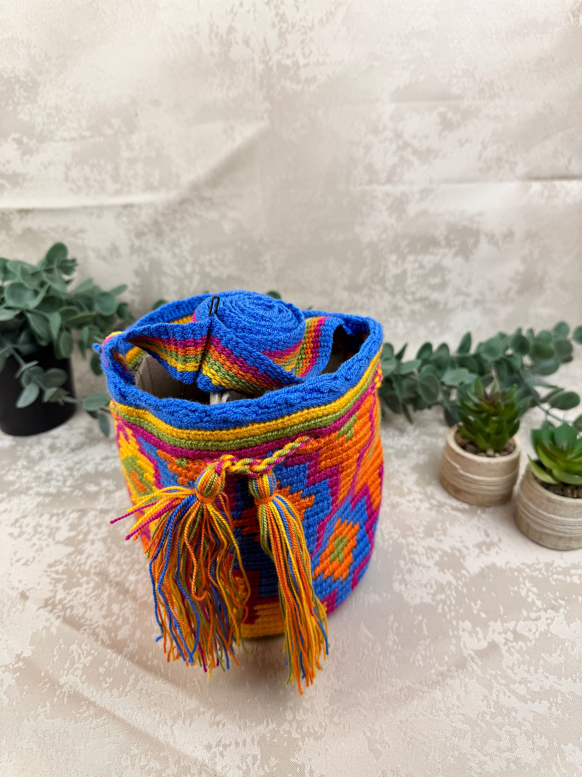 Vista frontal de mochila Wayuu Susuchon 3 con diseño tradicional tejido a mano.