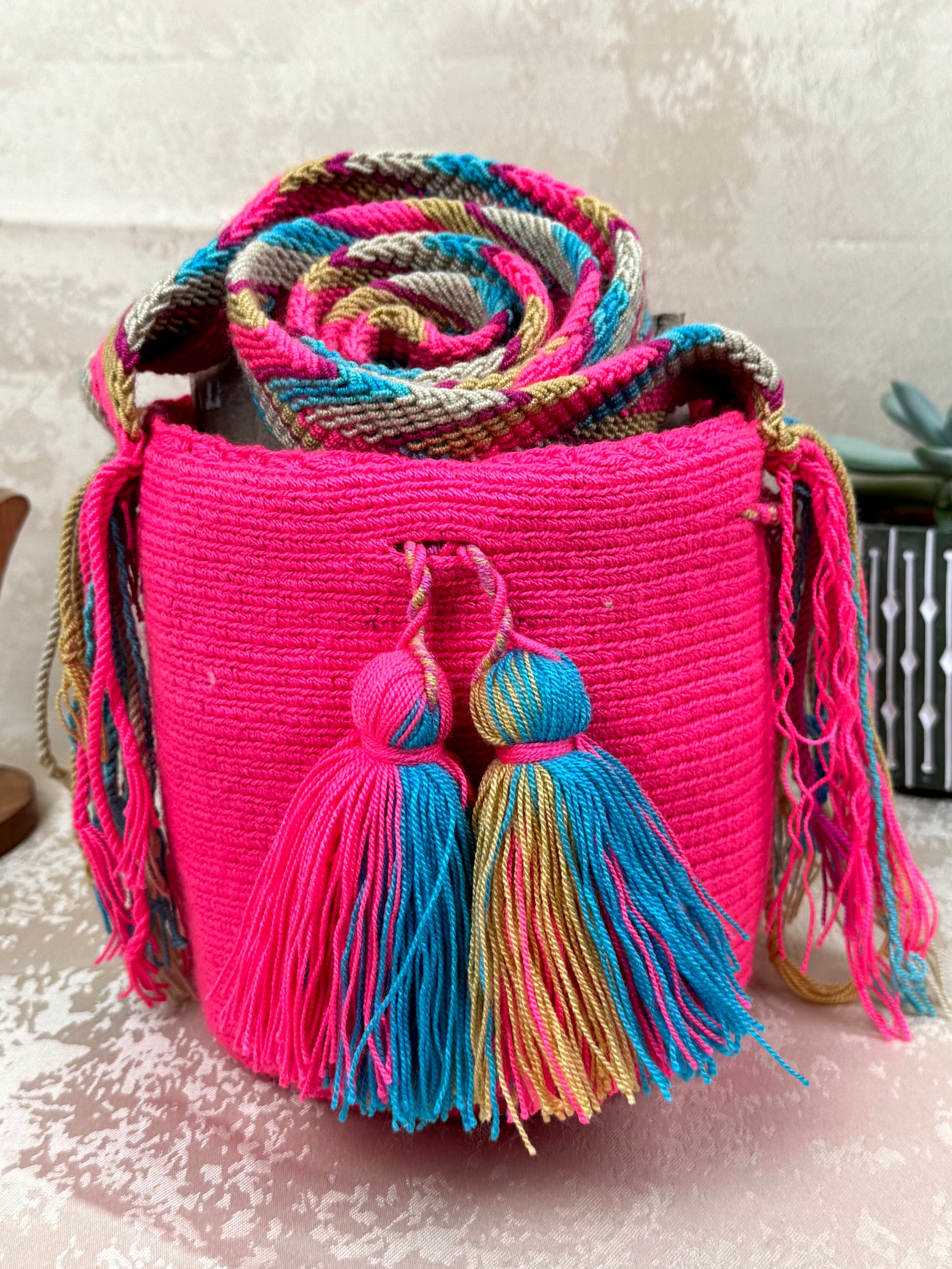 Mochila Wayuu Susuchon 30 tejida a mano por artesanas Wayuu en La Guajira Colombia.