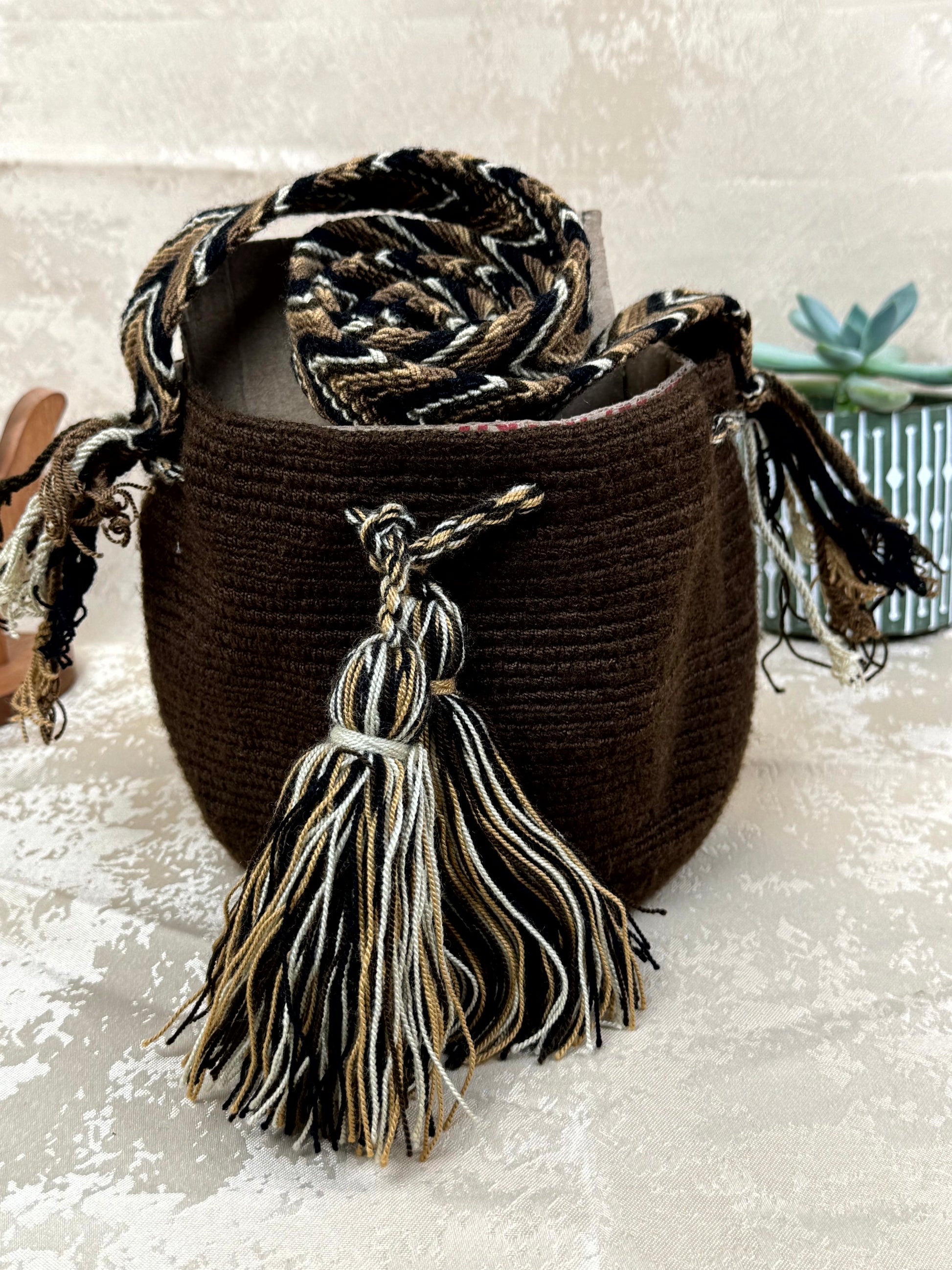 Mochila Wayuu Susuchon 31 tejida a mano por artesanas Wayuu en La Guajira Colombia