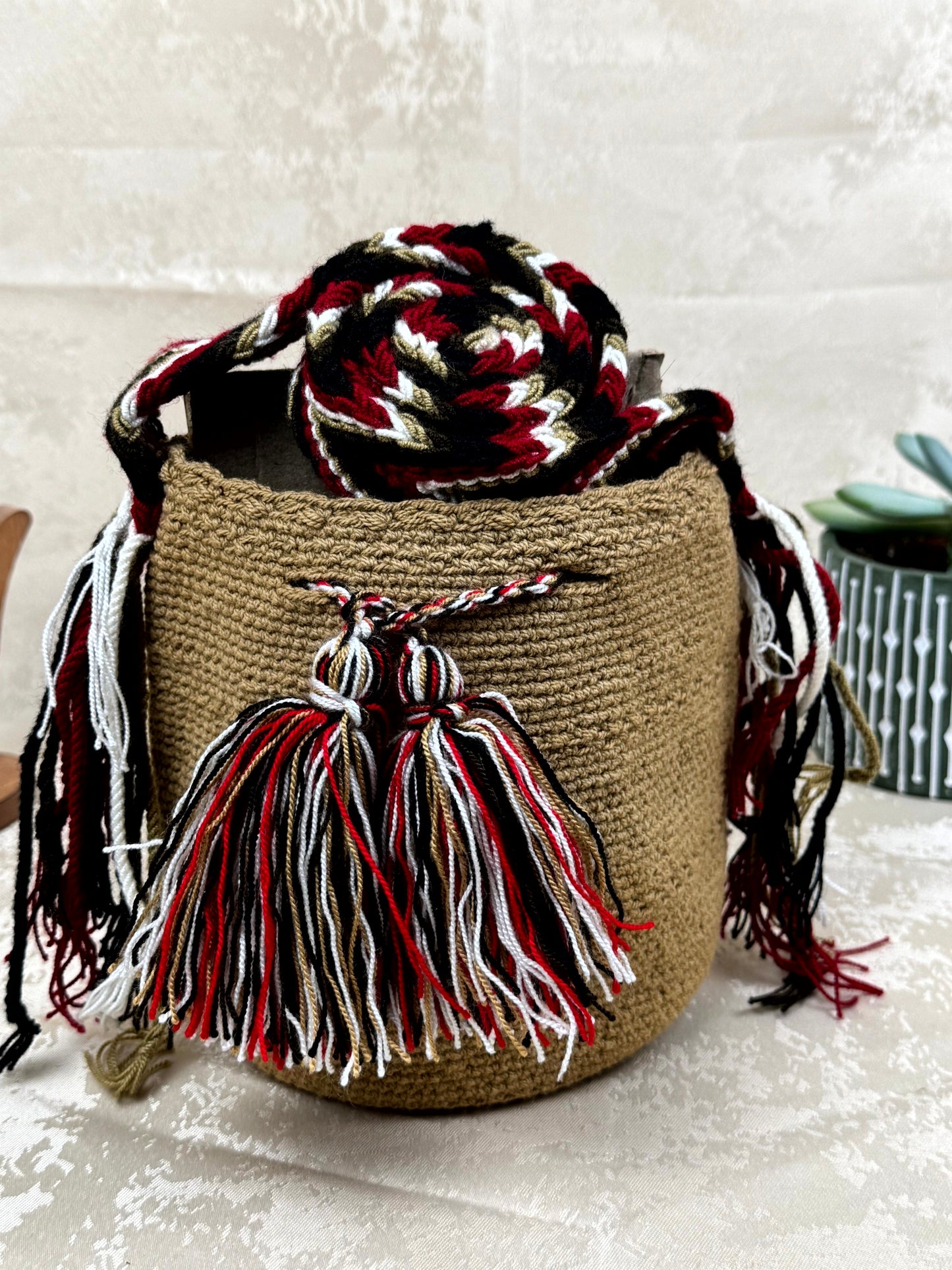 Mochila Wayuu Susuchon 32 tejida a mano por artesanas Wayuu en La Guajira Colombia.