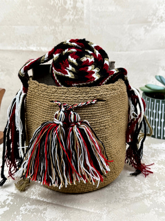 Mochila Wayuu Susuchon 32 tejida a mano por artesanas Wayuu en La Guajira Colombia.