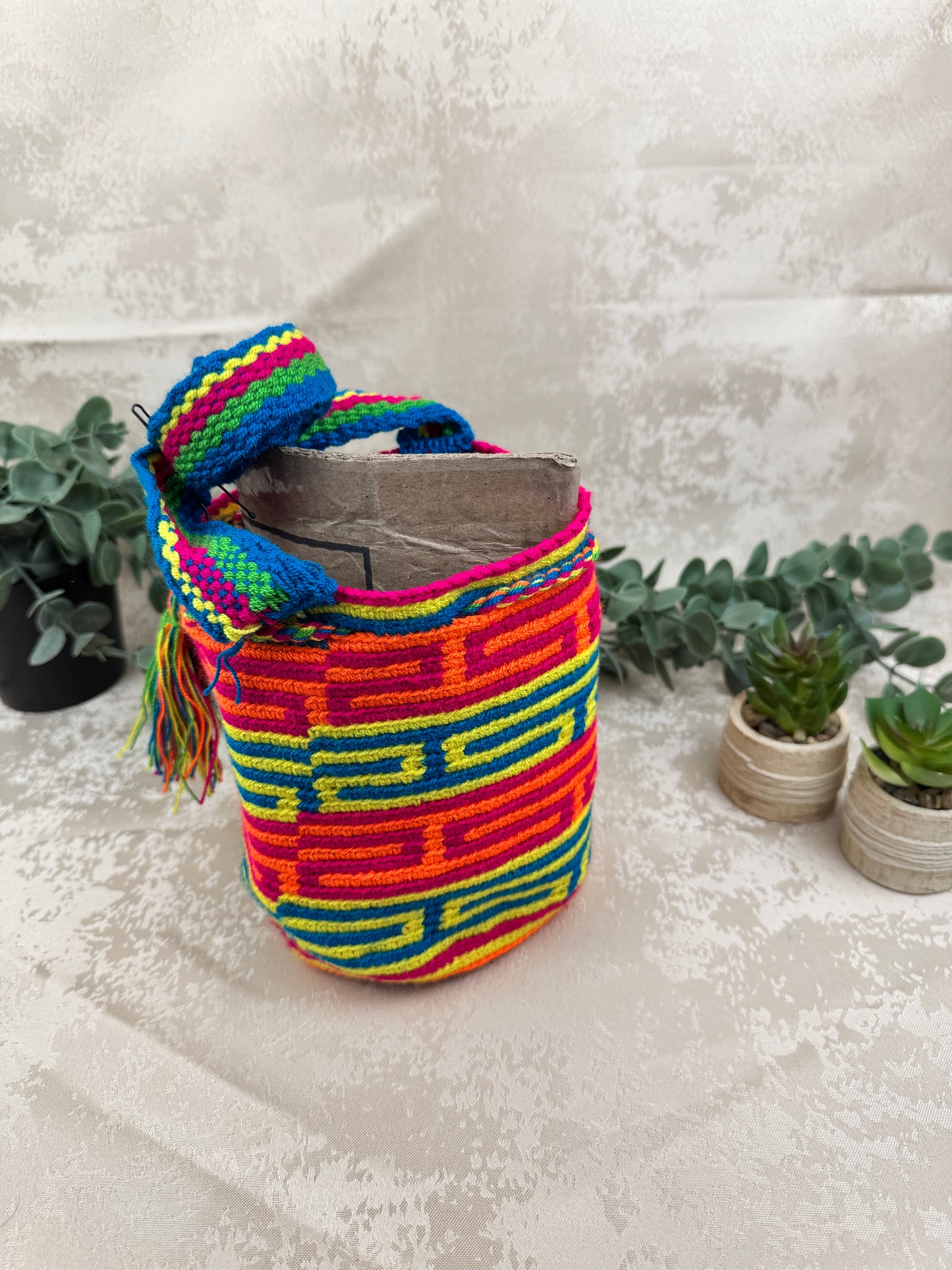 Correa tejida a mano de mochila Wayuu Susuchon artesanal colombiana.
