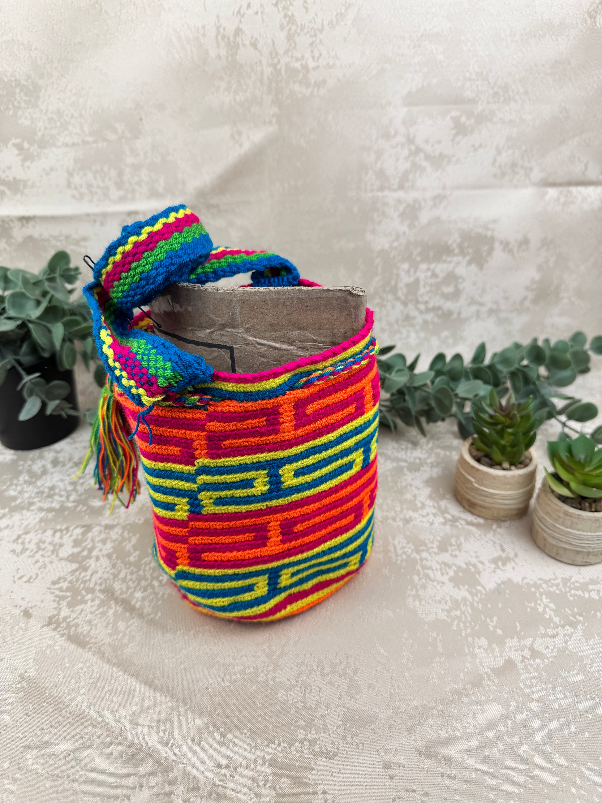 Correa tejida a mano de mochila Wayuu Susuchon artesanal colombiana.