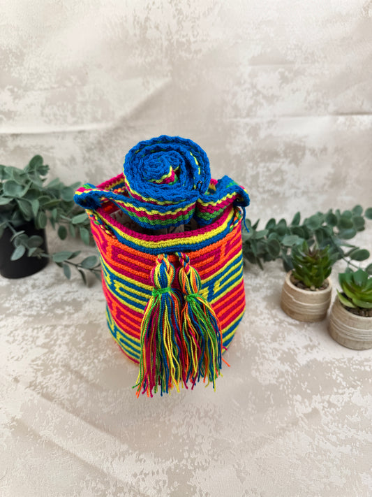 Vista frontal de mochila Wayuu Susuchon 4 con diseño tradicional tejido a mano.