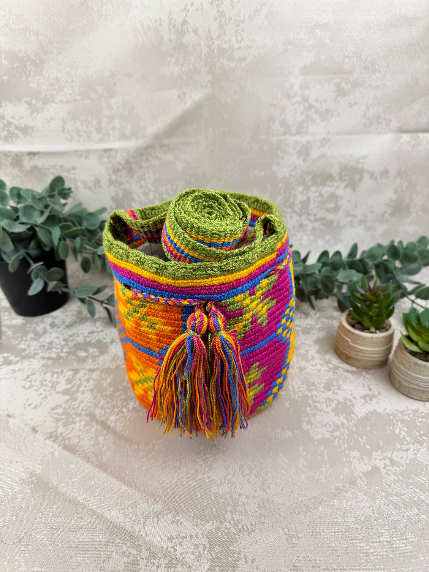 Mochila Wayuu Susuchon 5 tejida a mano por artesanas Wayuu en La Guajira Colombia.