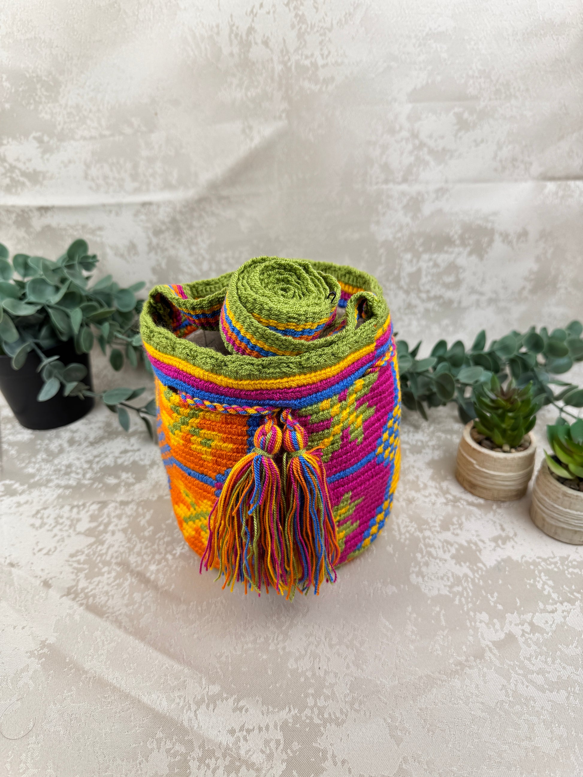 Mochila Wayuu Susuchon 5 tejida a mano por artesanas Wayuu en La Guajira Colombia.