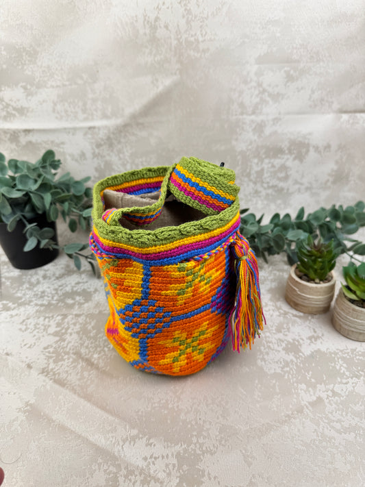 Vista frontal de mochila Wayuu Susuchon 5 con diseño tradicional tejido a mano.