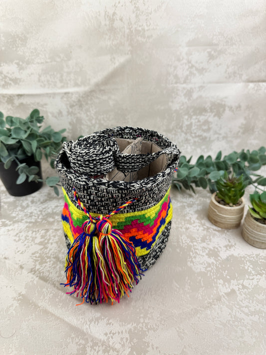Mochila Wayuu Susuchon 6 tejida a mano por artesanas Wayuu en La Guajira Colombia.