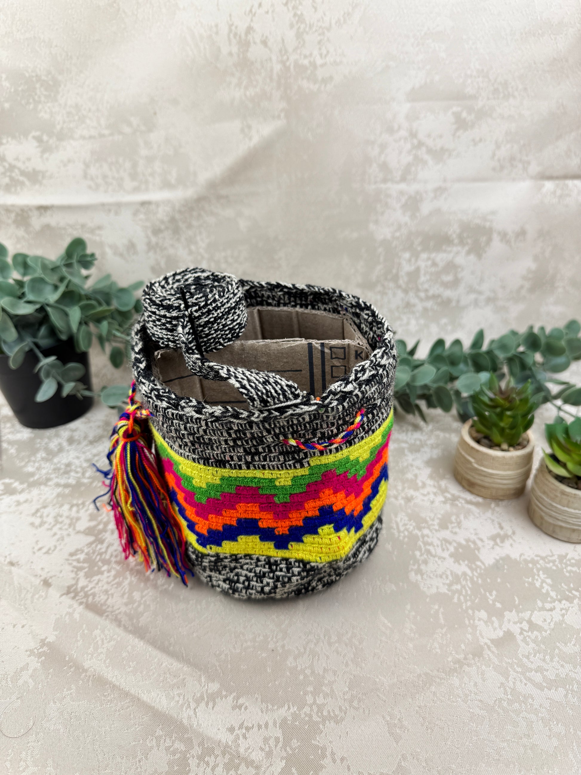Correa tejida a mano de mochila Wayuu Susuchon artesanal colombiana.