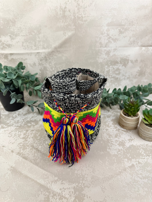 Vista frontal de mochila Wayuu Susuchon 6 con diseño tradicional tejido a mano.