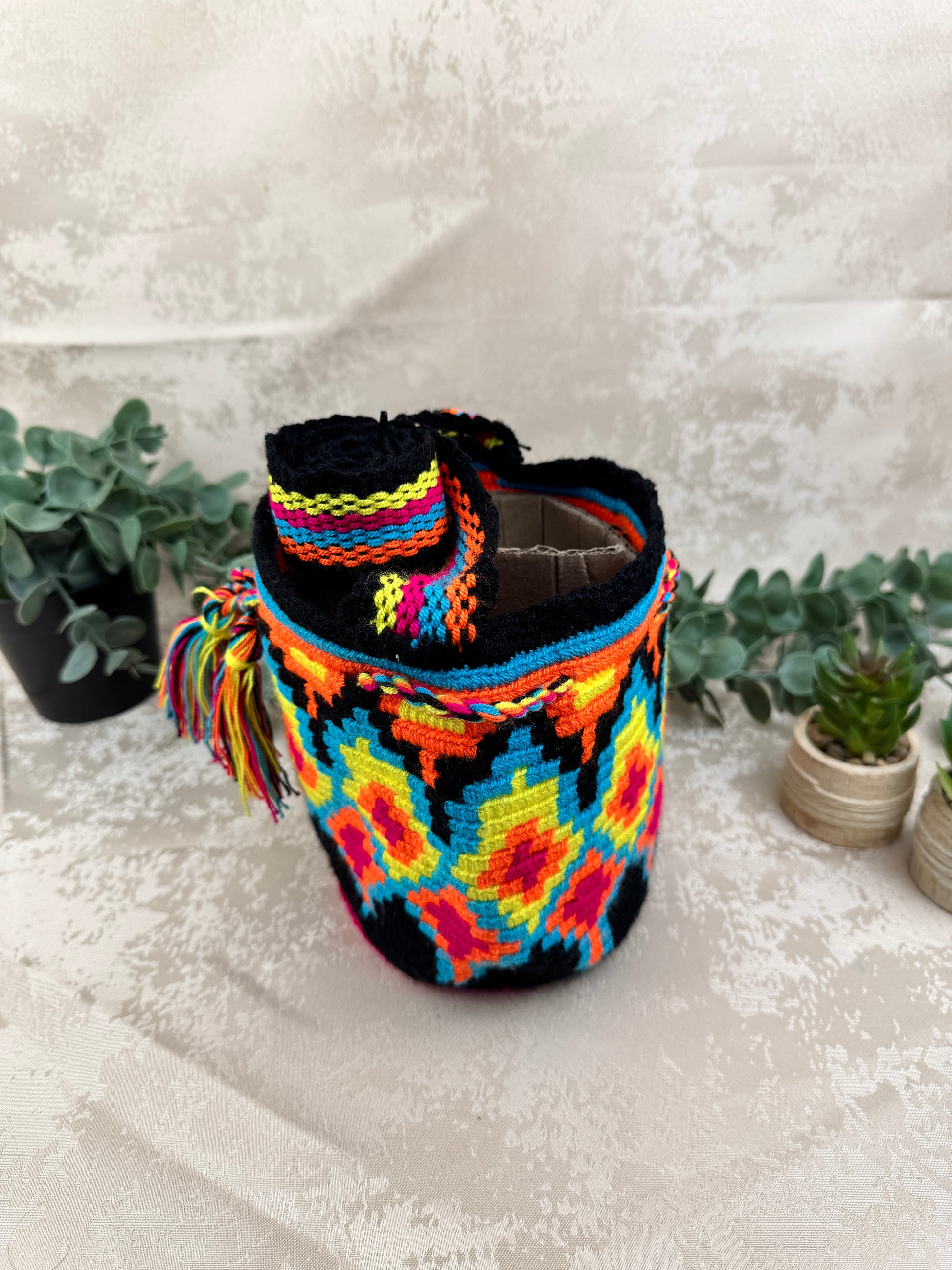 Mochila Wayuu Susuchon 7 tejida a mano por artesanas Wayuu en La Guajira Colombia.