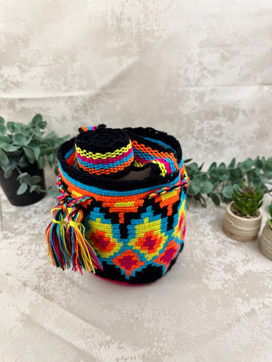 Vista frontal de mochila Wayuu Susuchon 7 con diseño tradicional tejido a mano.