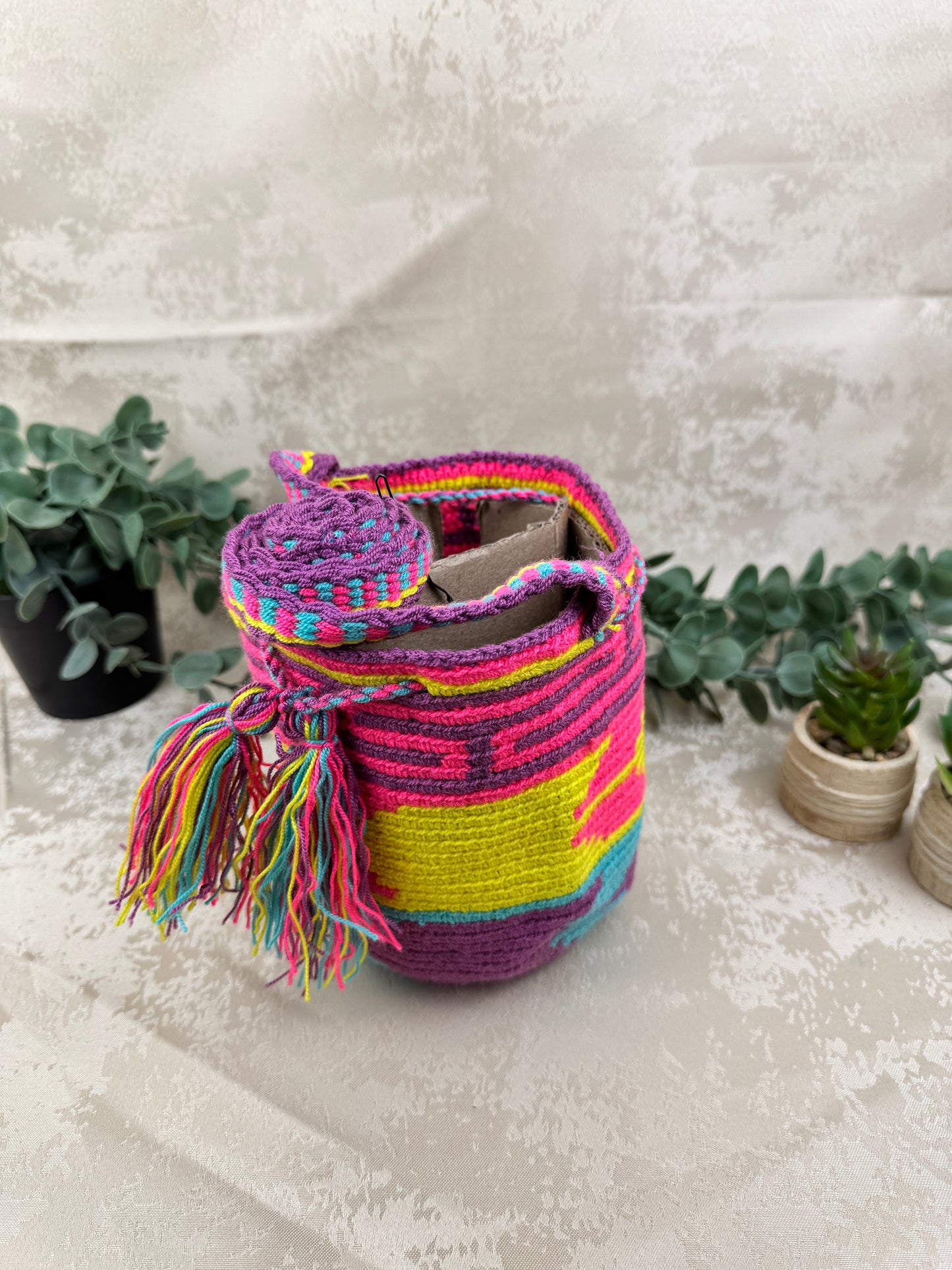 Mochila Wayuu Susuchon 8 tejida a mano por artesanas Wayuu en La Guajira Colombia.