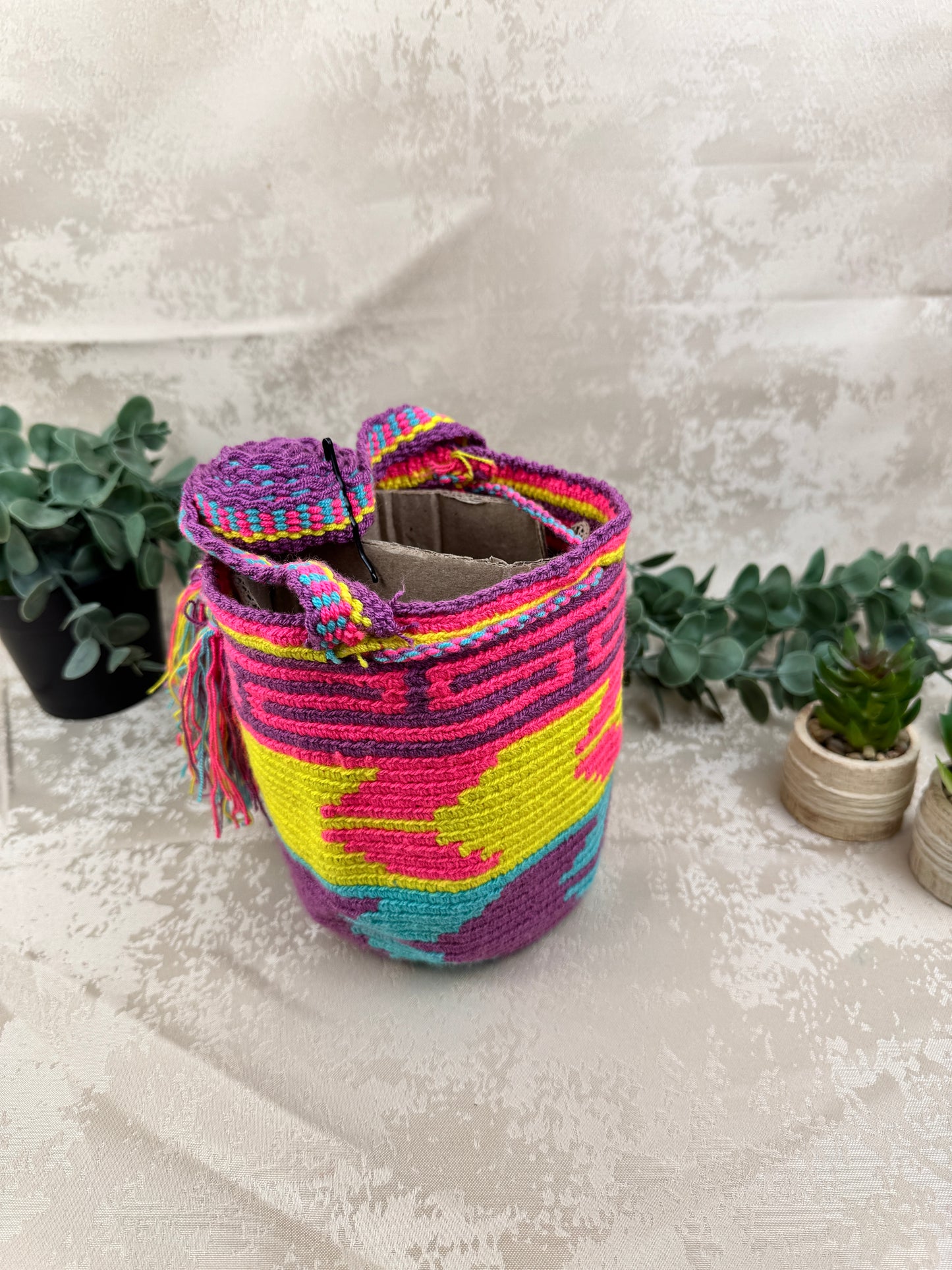 Correa tejida a mano de mochila Wayuu Susuchon artesanal colombiana.