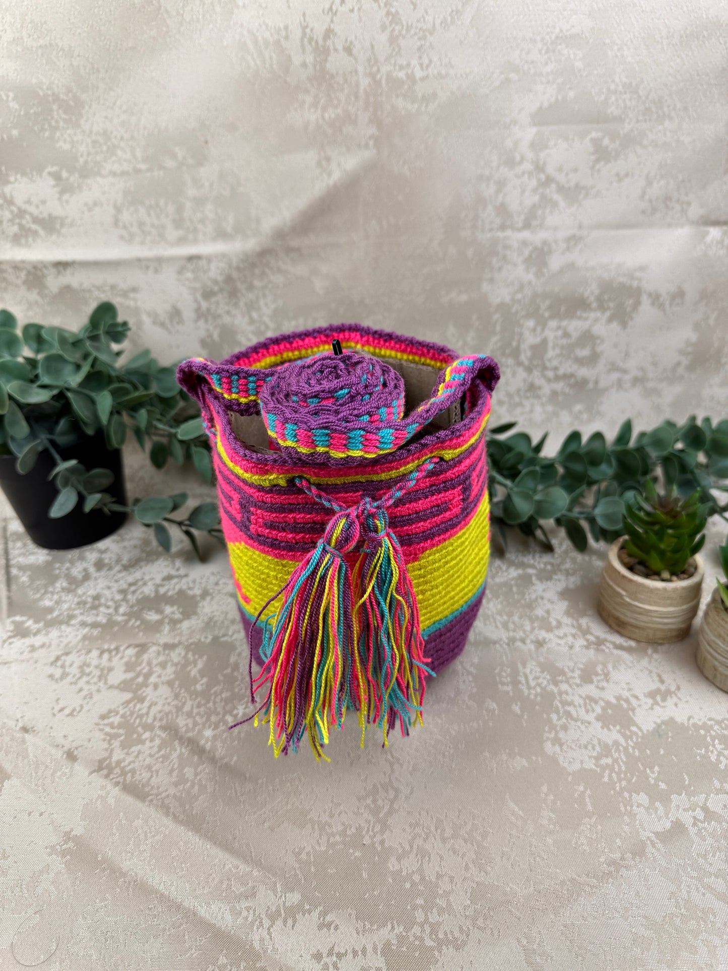 Vista frontal de mochila Wayuu Susuchon 8 con diseño tradicional tejido a mano.