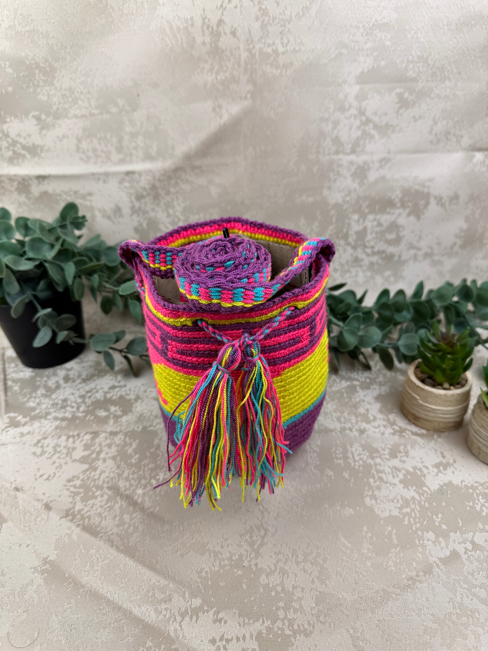Vista frontal de mochila Wayuu Susuchon 8 con diseño tradicional tejido a mano.