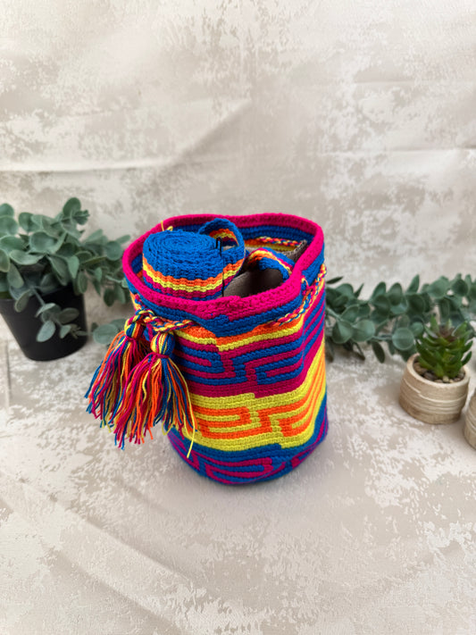 Mochila Wayuu Susuchon 9 tejida a mano por artesanas Wayuu en La Guajira Colombia.
