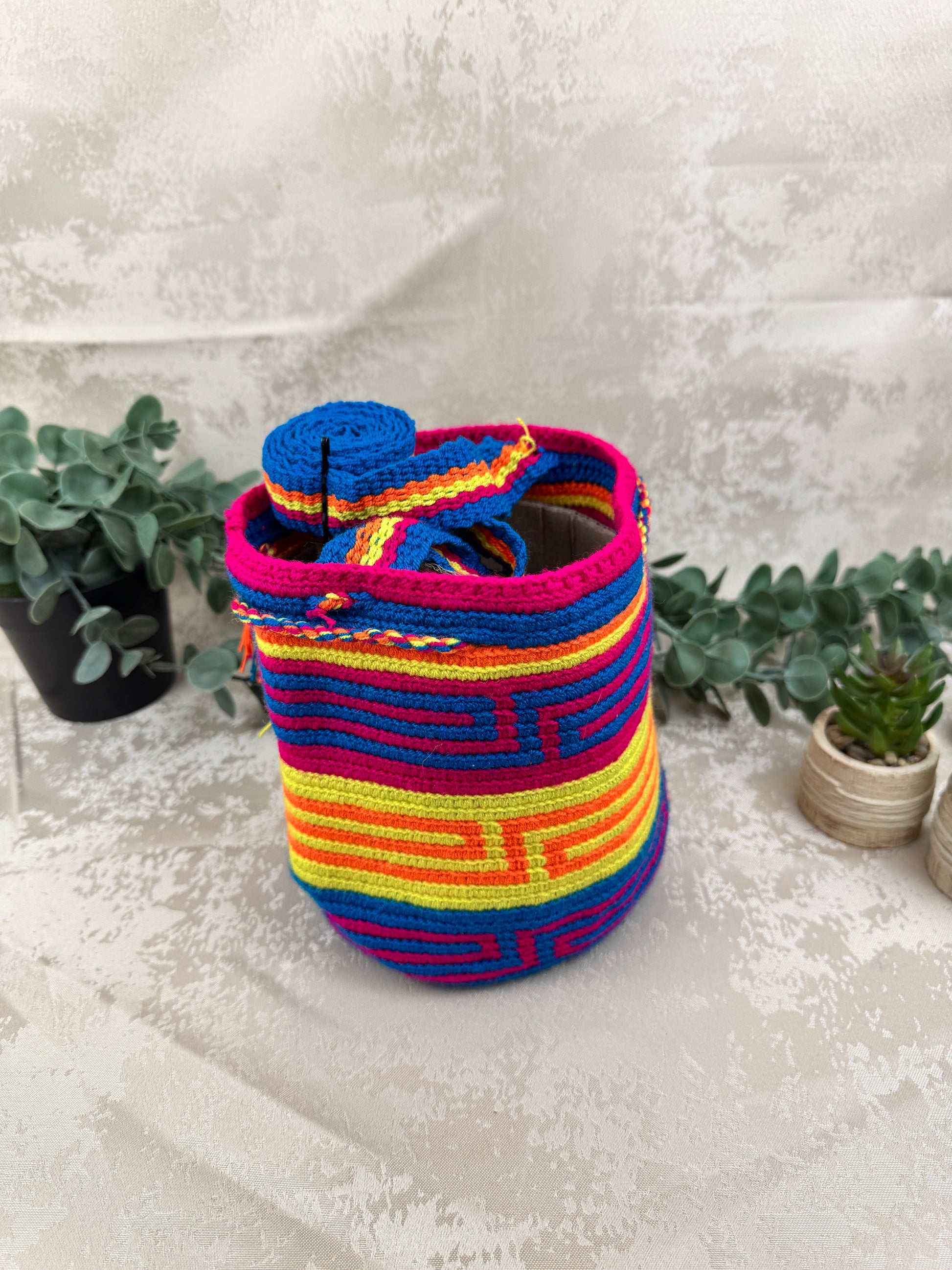 Correa tejida a mano de mochila Wayuu Susuchon artesanal colombiana.