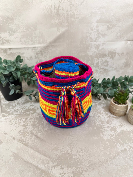 Vista frontal de mochila Wayuu Susuchon 9 con diseño tradicional tejido a mano.