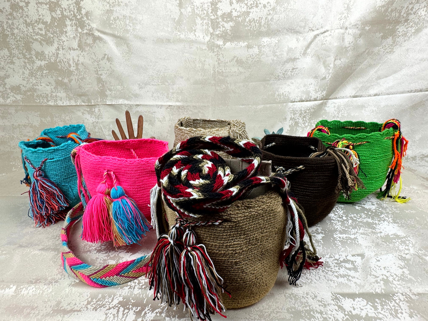 Vista frontal de mochila Wayuu Susuchon coleccion con diseño tradicional tejido a mano.