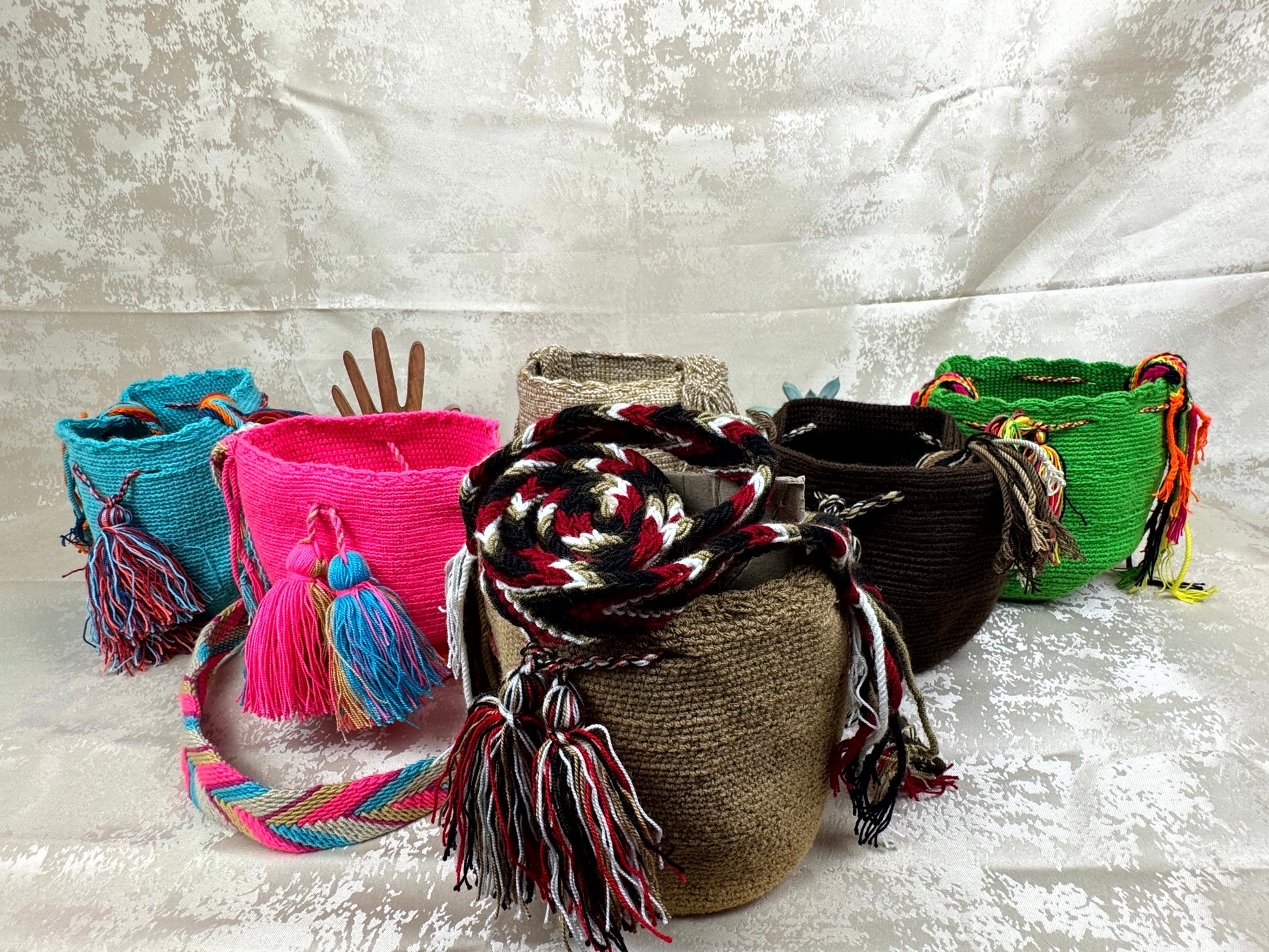 Vista frontal de mochila Wayuu Susuchon coleccion con diseño tradicional tejido a mano.