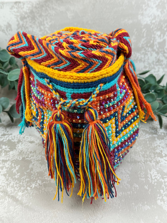 Mochila Wayuu Susuchón edición brillante 0 tejida a mano por artesanas Wayuu en La Guajira Colombia.