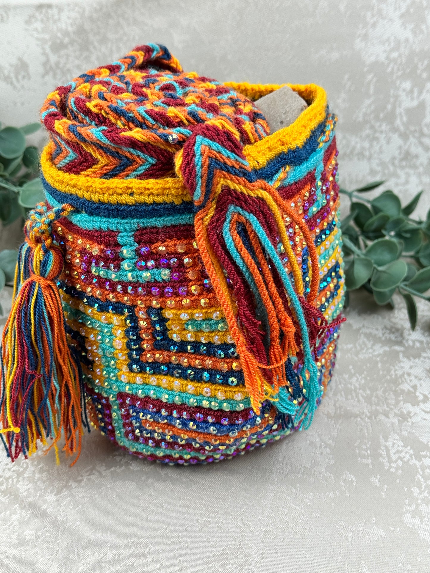 Detalle de las piedras brillantes aplicadas sobre mochila Wayuu Susuchón artesanal.