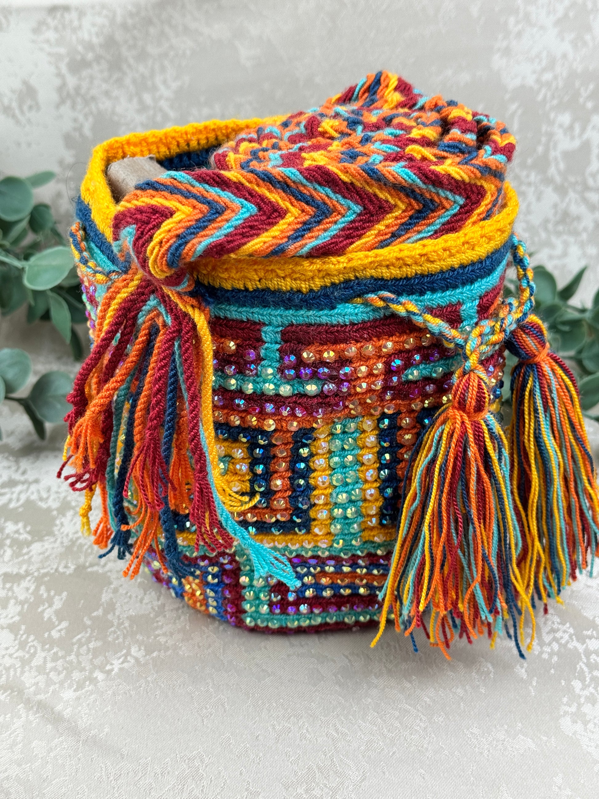 Detalle del tejido tradicional Susuchón en mochila Wayuu edición brillante.