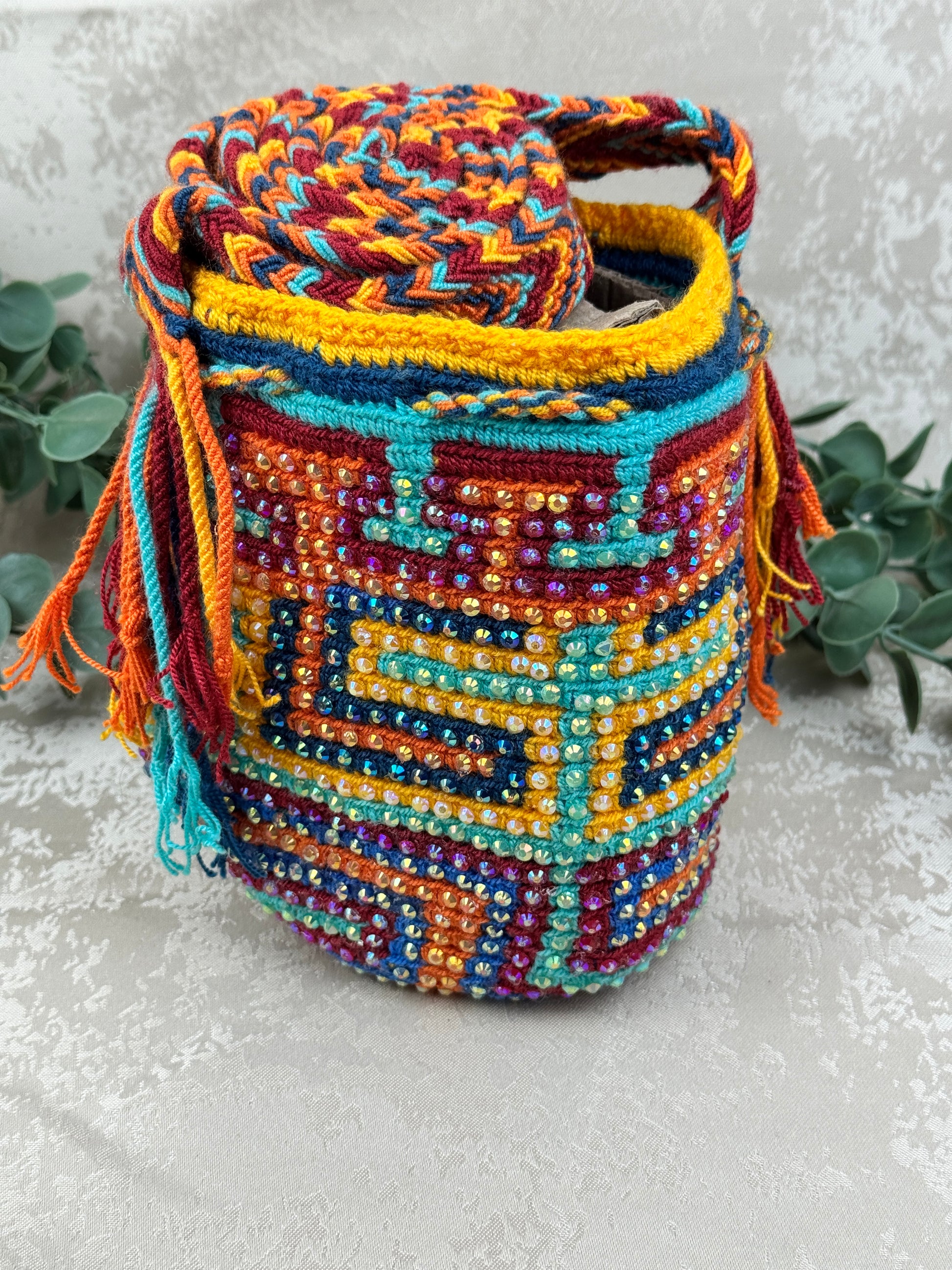 Vista lateral de mochila Wayuu Susuchón edición brillante con piedras brillantes aplicada a mano.