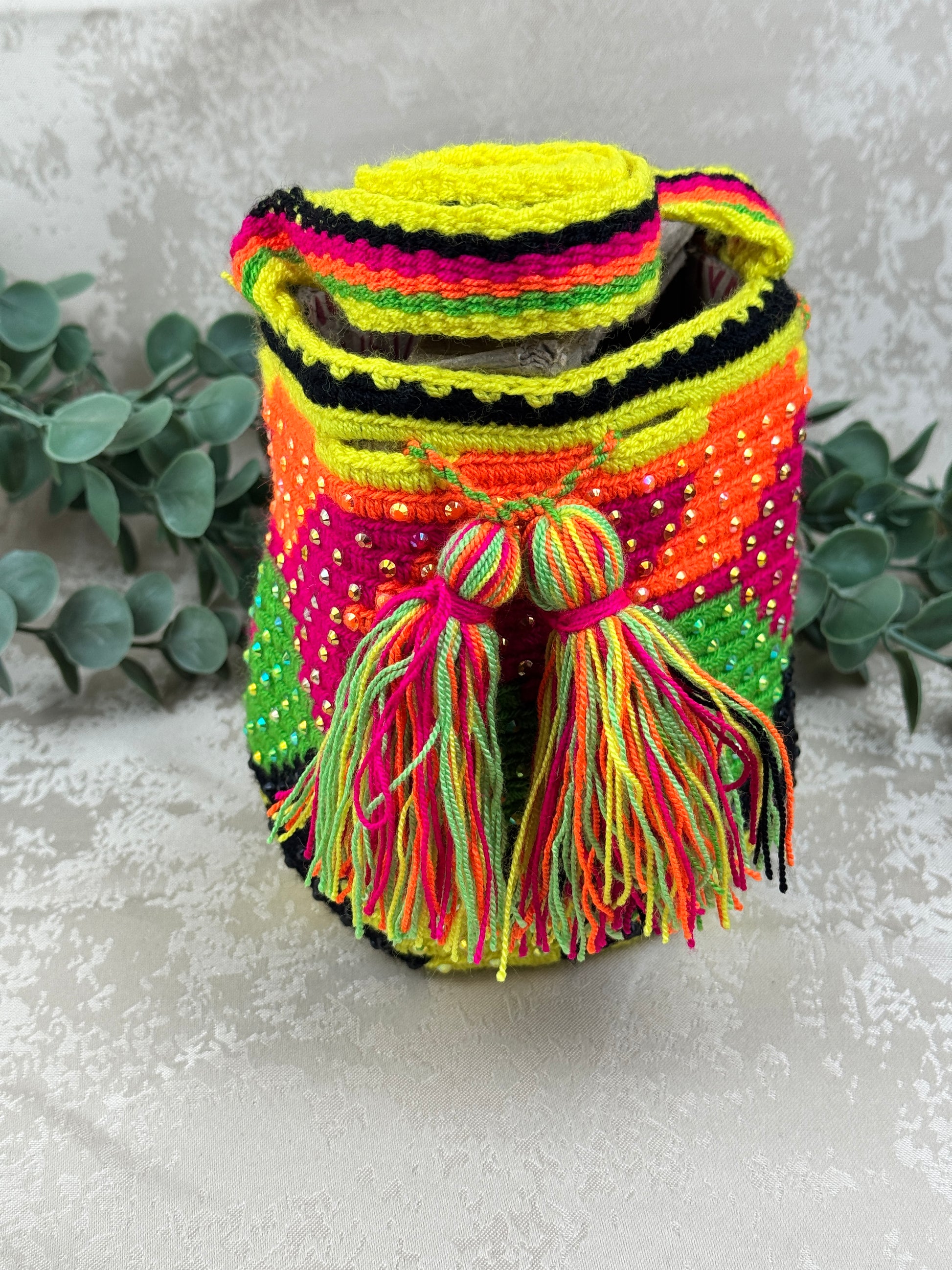 Mochila Wayuu Susuchón edición brillante 1 tejida a mano por artesanas Wayuu en La Guajira Colombia.