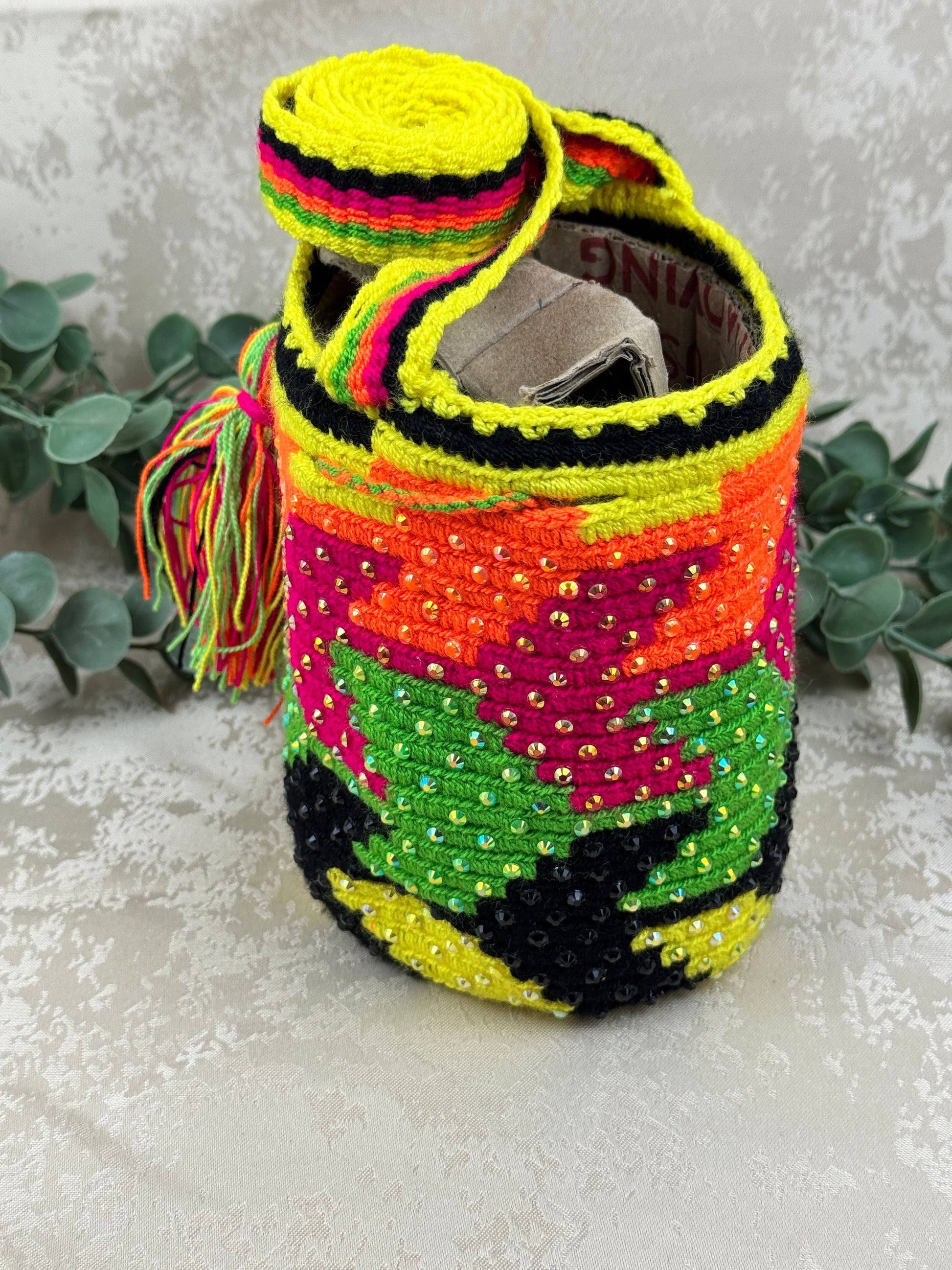 Detalle de las piedras brillantes aplicadas sobre mochila Wayuu Susuchón artesanal.