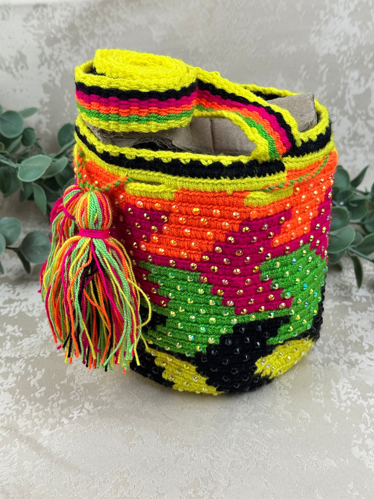 Detalle del tejido tradicional Susuchón en mochila Wayuu edición brillante.
