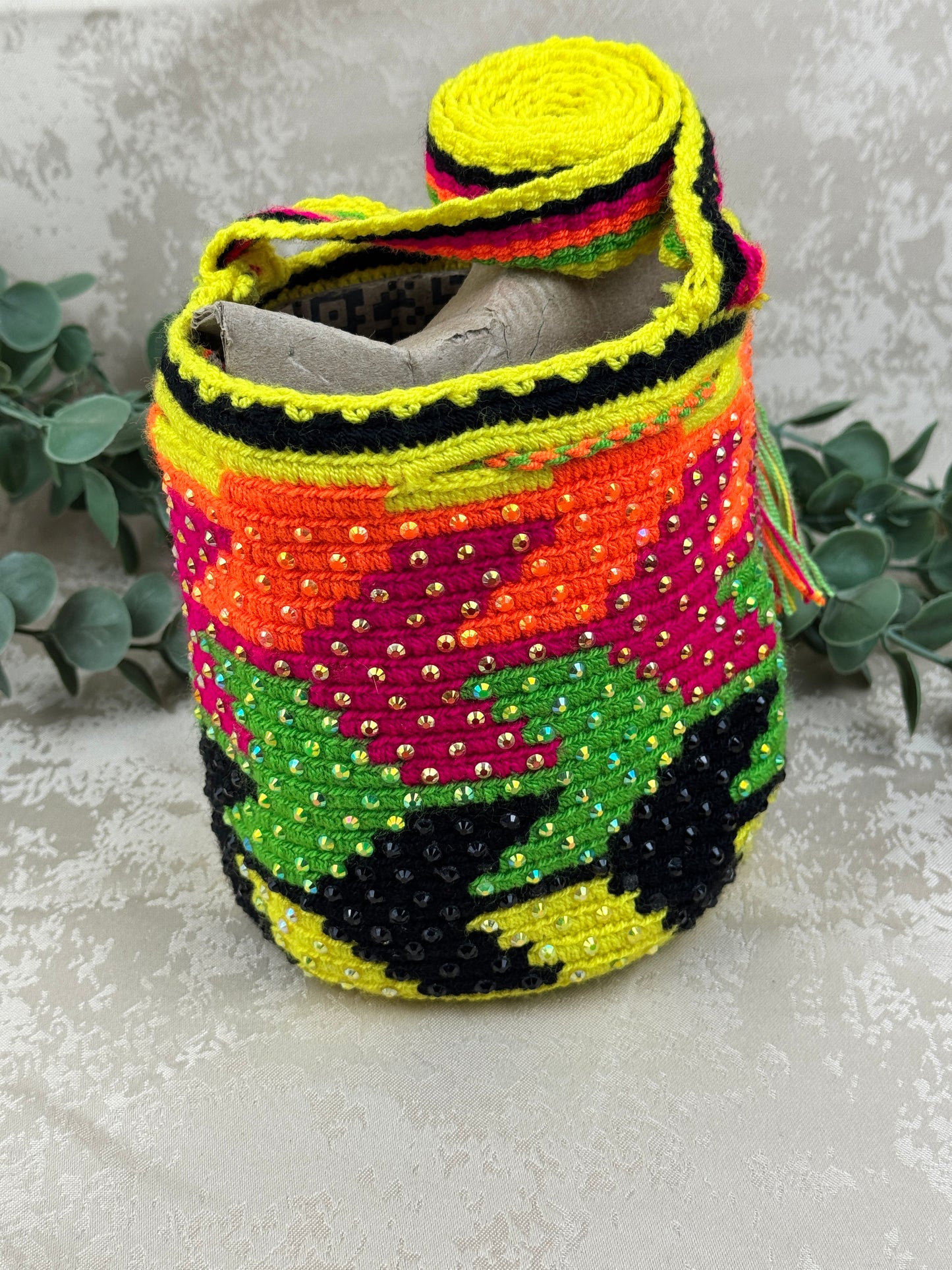 Vista lateral de mochila Wayuu Susuchón edición brillante con piedras brillantes aplicada a mano.