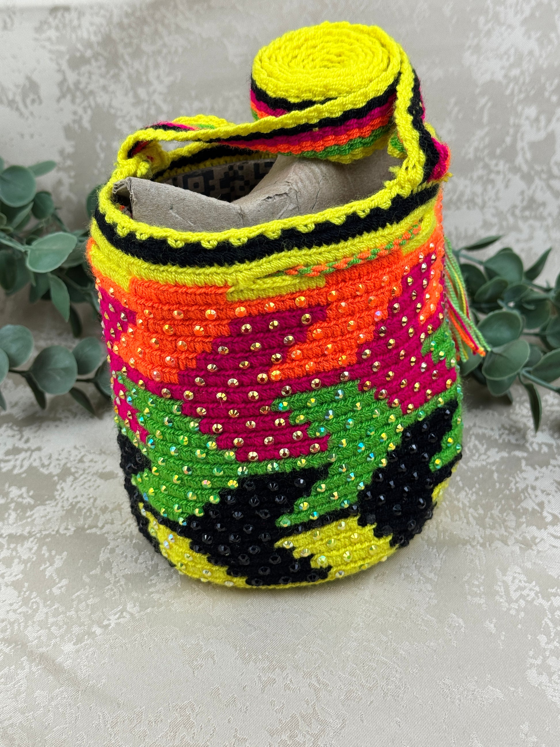 Vista lateral de mochila Wayuu Susuchón edición brillante con piedras brillantes aplicada a mano.