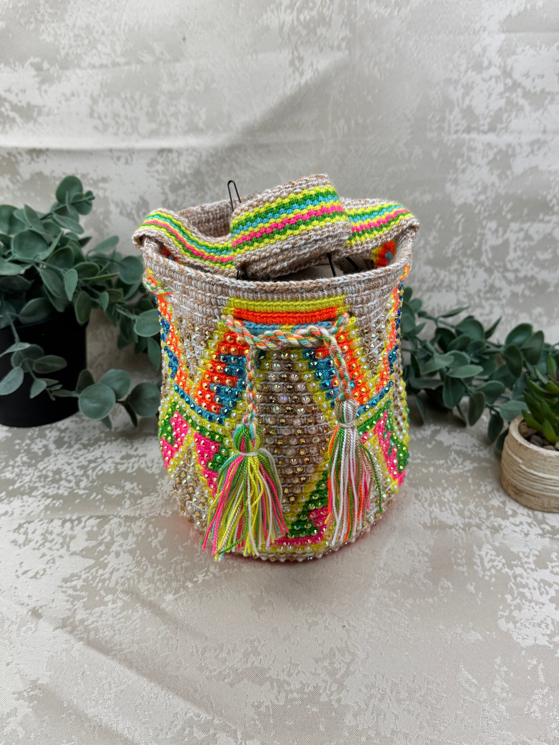 Mochila Wayuu Susuchón edición brillante 10 tejida a mano por artesanas Wayuu en La Guajira Colombia.