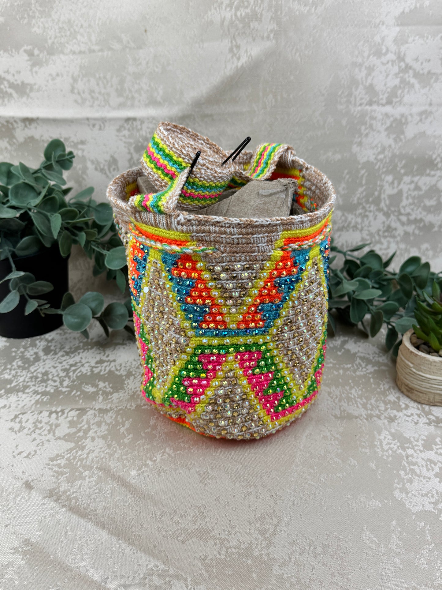 Detalle del tejido tradicional Susuchón en mochila Wayuu artesanal.