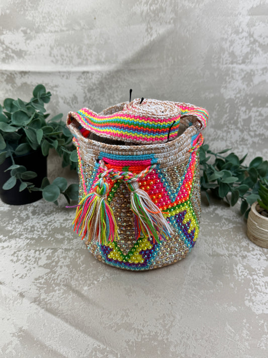 Mochila Wayuu Susuchón edición brillante 11 tejida a mano por artesanas Wayuu en La Guajira Colombia.