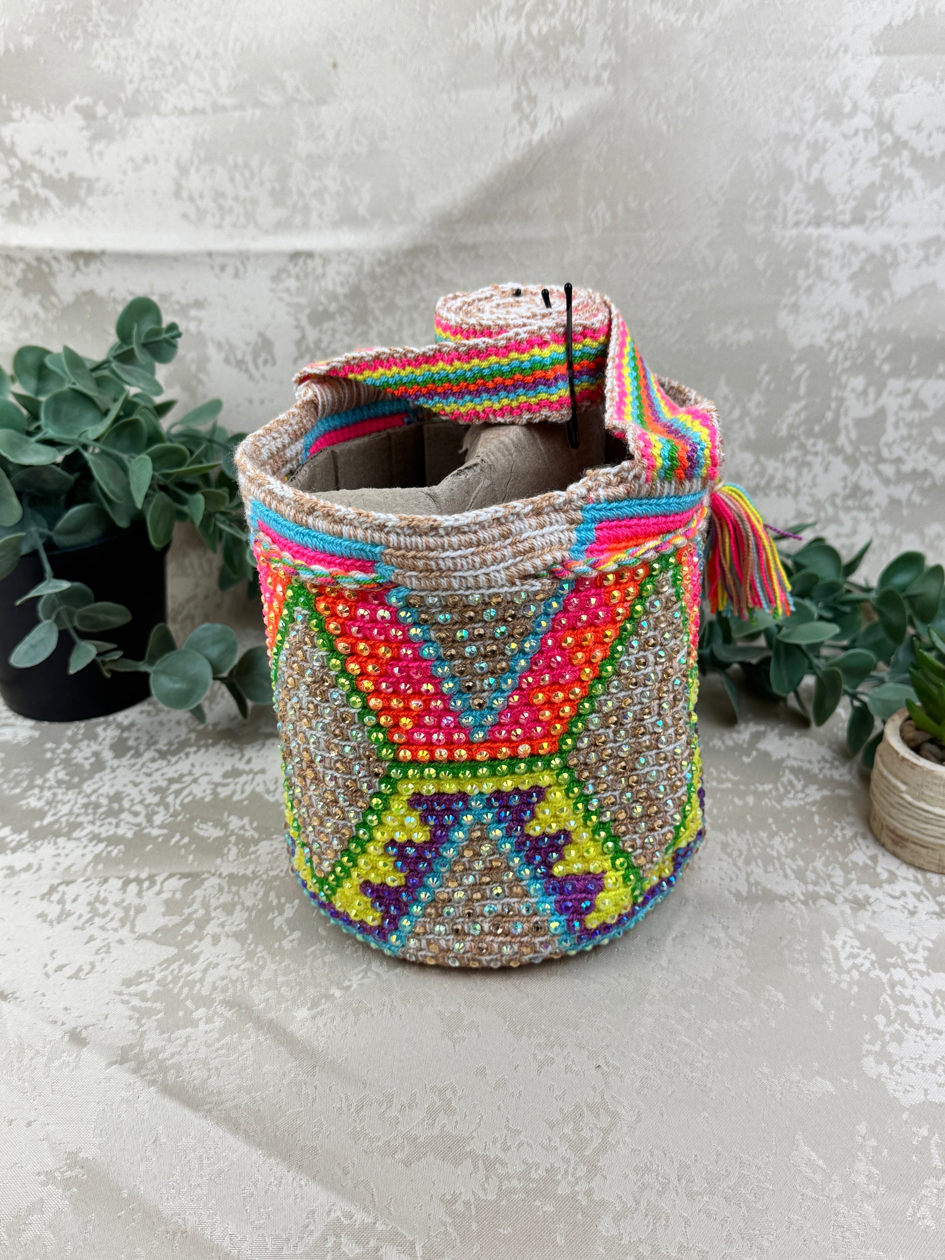Detalle de las piedras brillantes aplicadas sobre mochila Wayuu Susuchón artesanal.