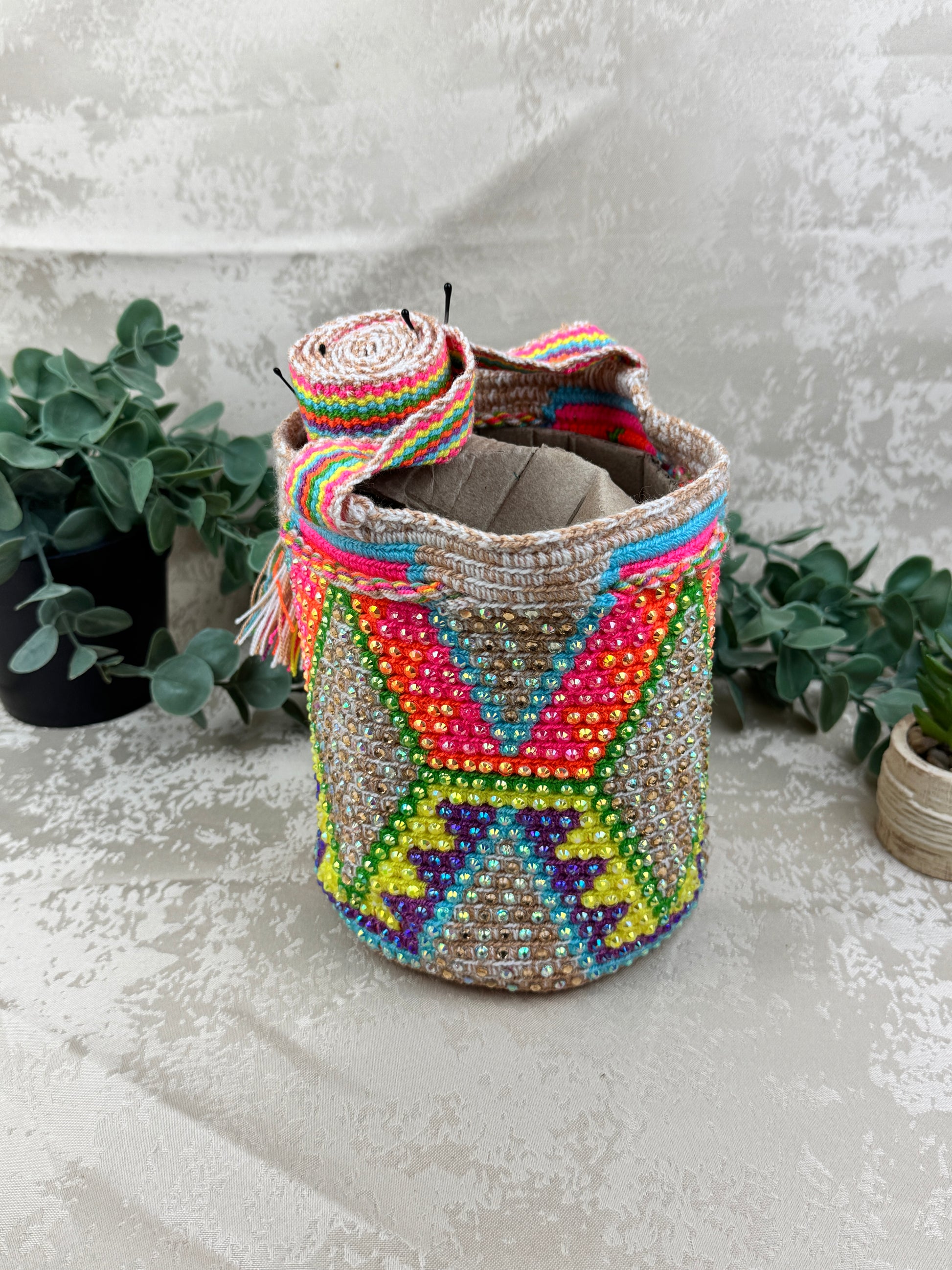 Detalle del tejido tradicional Susuchón en mochila Wayuu edición brillante.
