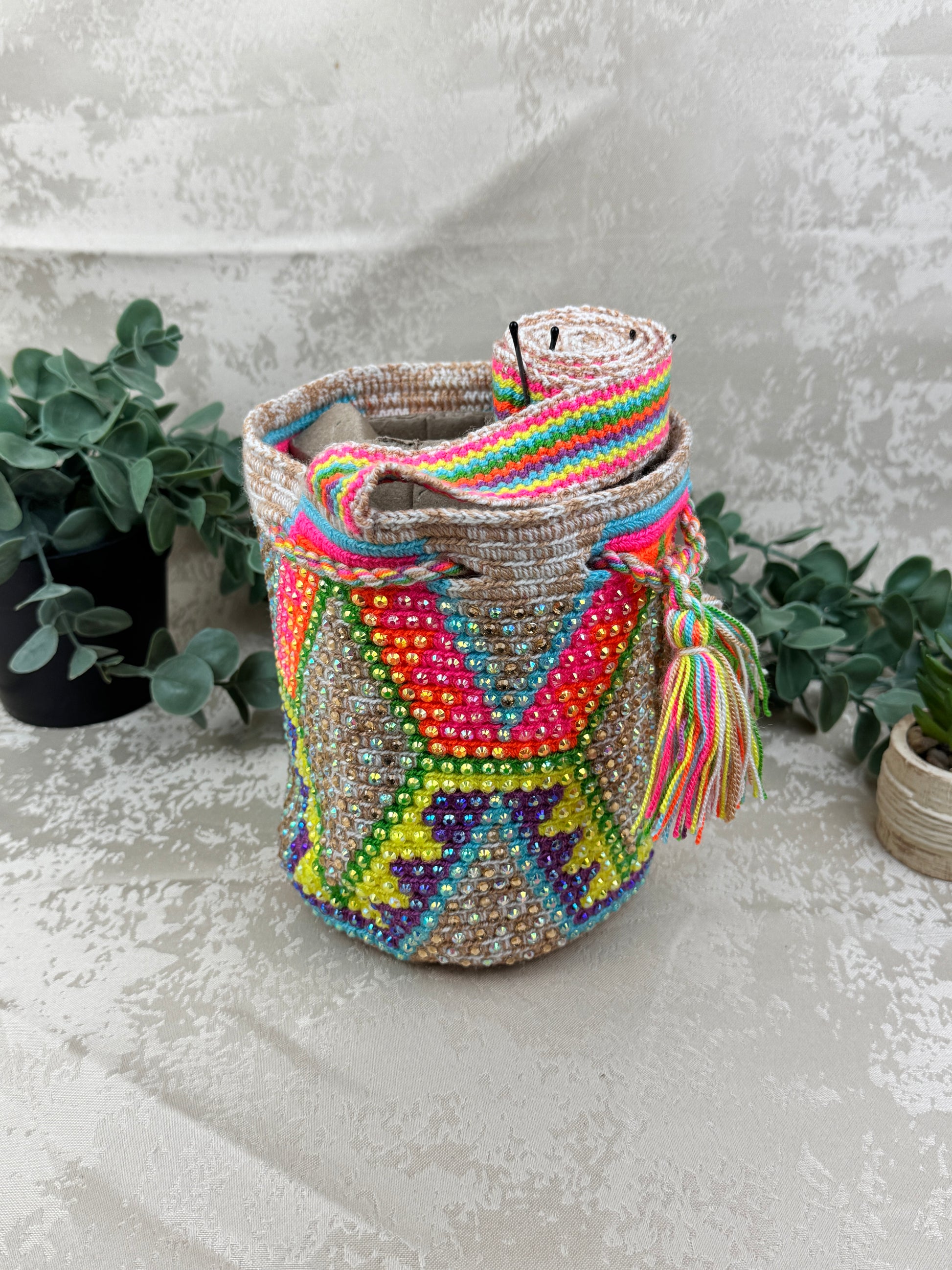 Vista lateral de mochila Wayuu Susuchón edición brillante con piedras brillantes aplicada a mano.