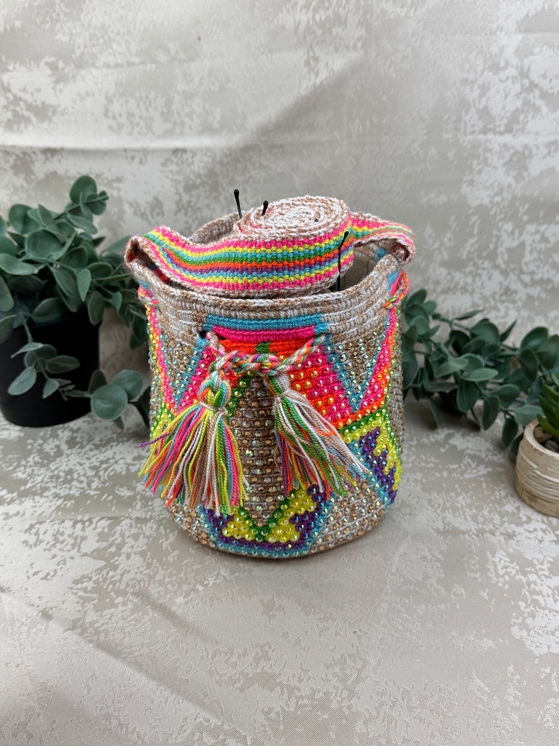 Vista frontal de mochila Wayuu Susuchón edición brillante 11 con piedras decorativas y tejido artesanal.