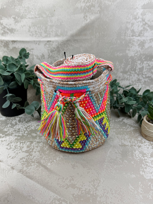 Vista frontal de mochila Wayuu Susuchón edición brillante 11 con piedras decorativas y tejido artesanal.