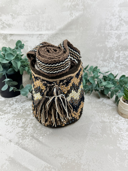 Mochila Wayuu Susuchón edición brillante 13 tejida a mano por artesanas Wayuu en La Guajira Colombia.