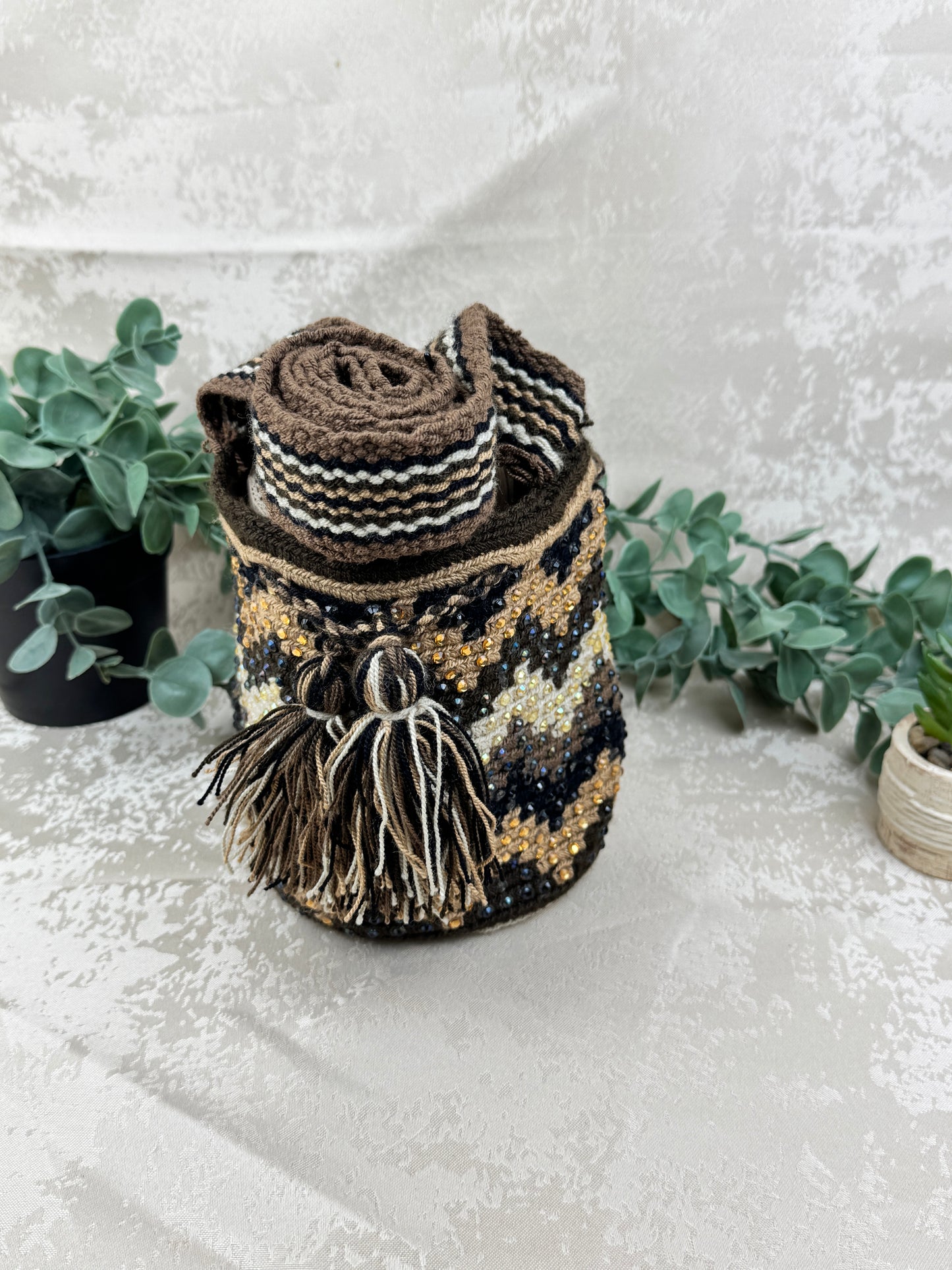 Correa tejida artesanalmente en mochila Wayuu Susuchón edición brillante.