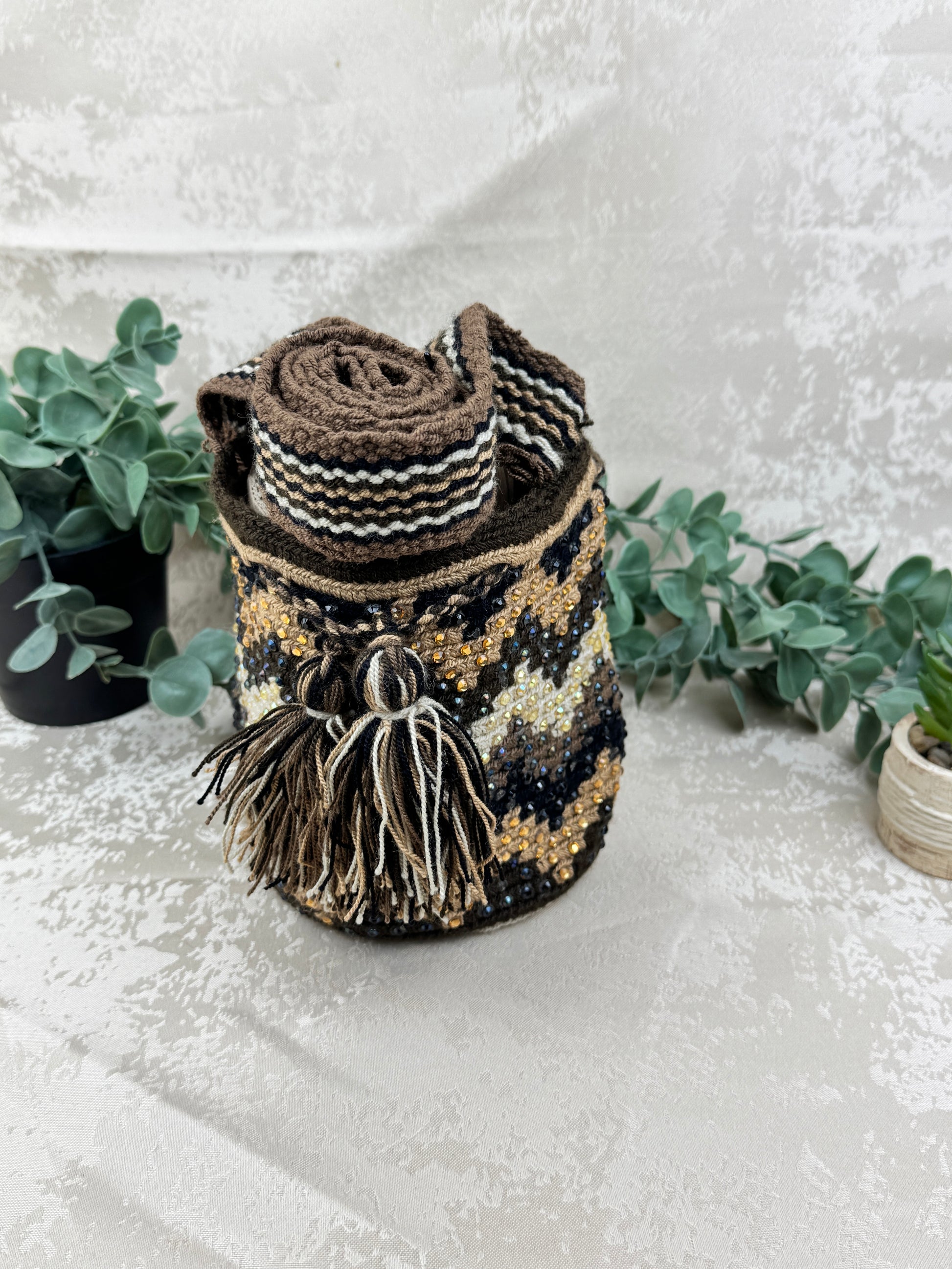 Correa tejida artesanalmente en mochila Wayuu Susuchón edición brillante.