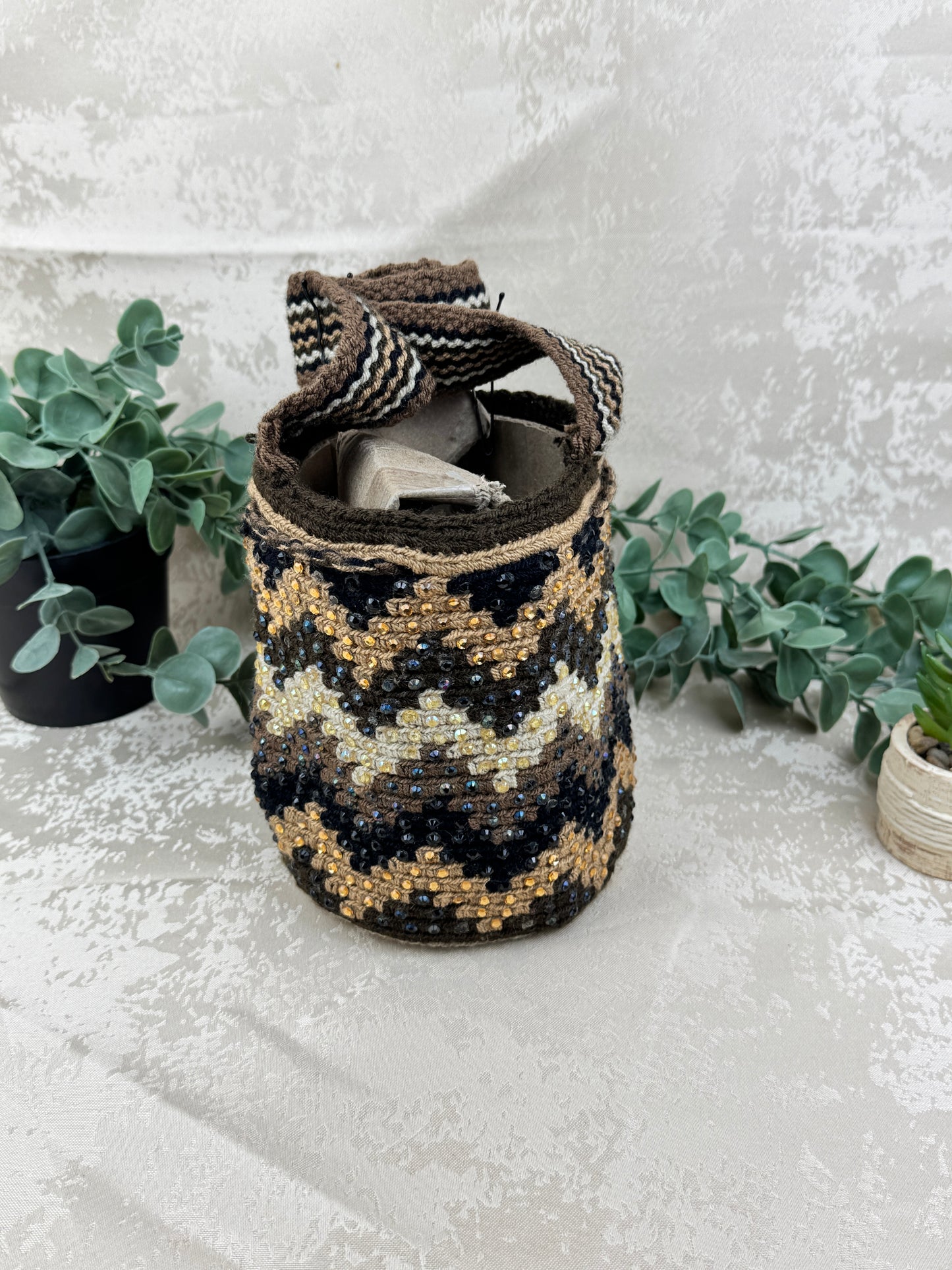 Detalle de piedras brillantes aplicadas a mano en mochila Wayuu Susuchón.